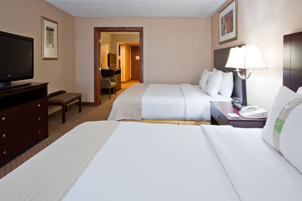 Standard Room, 2 Queen Beds, Pool View photo 2