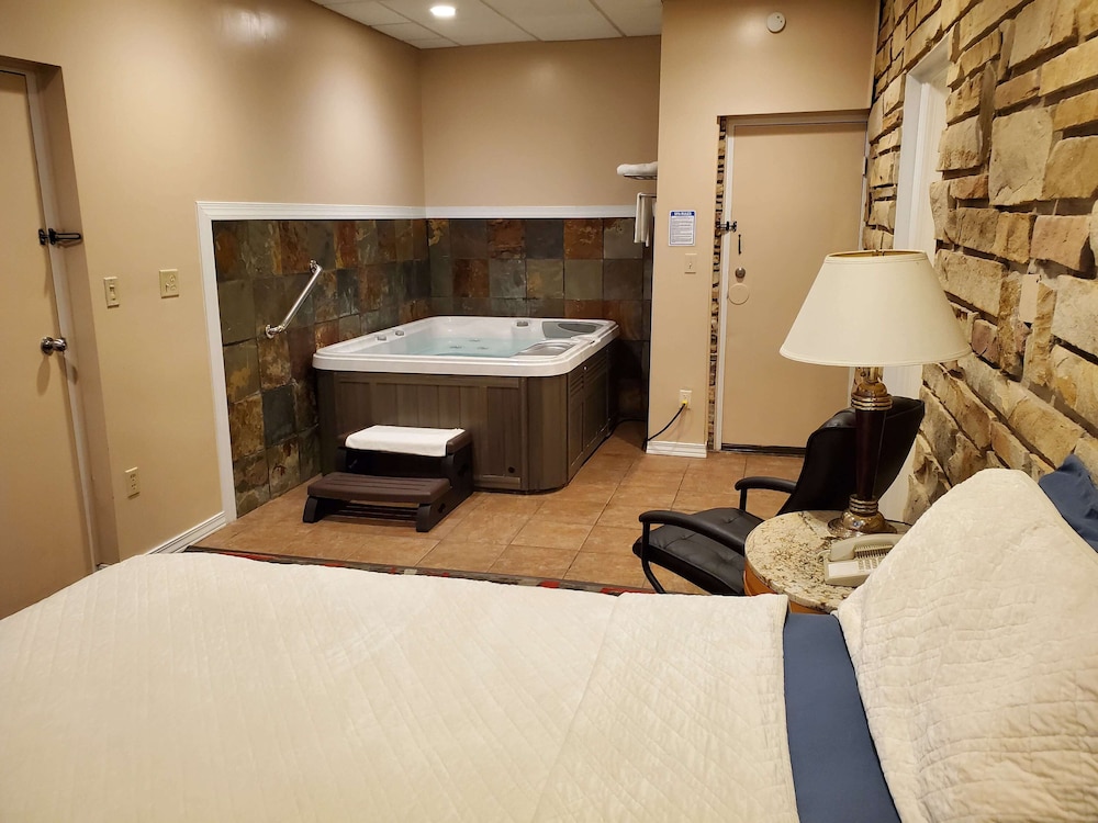 Honeymoon Suite (Not Pet Friendly) photo 2