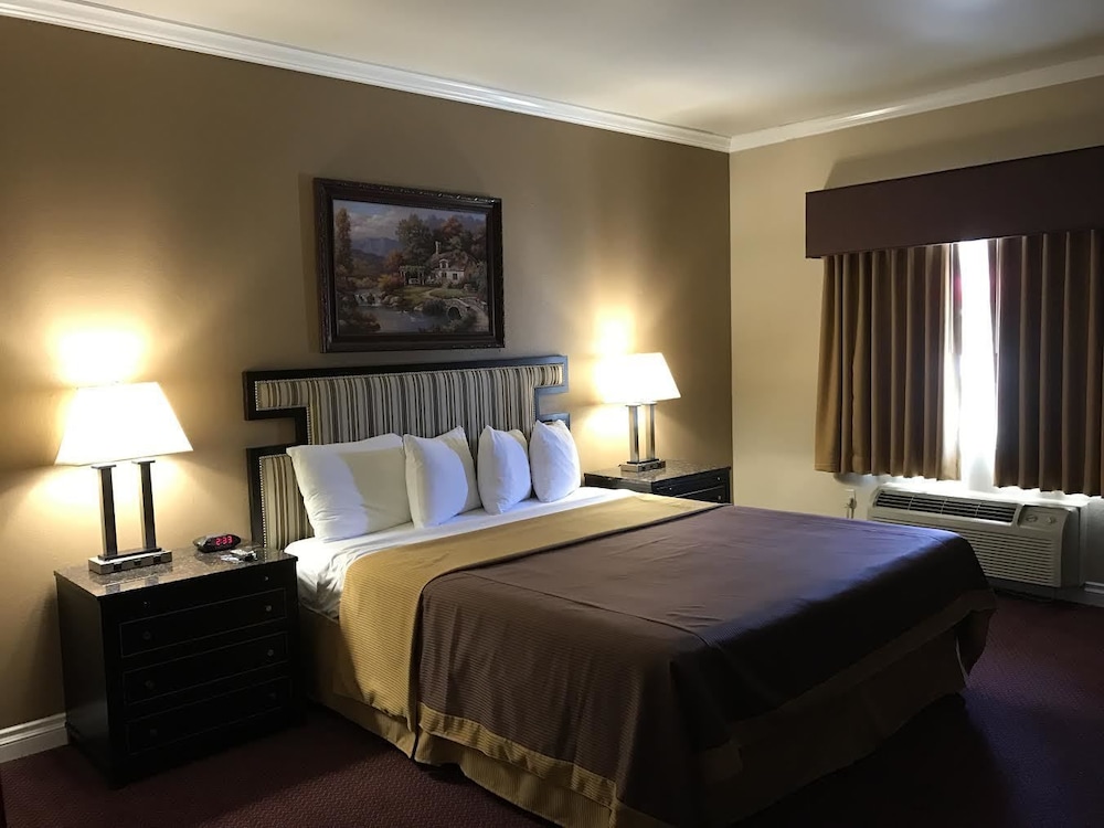 Standard Room, 1 King Bed, Non Smoking - Photo 2