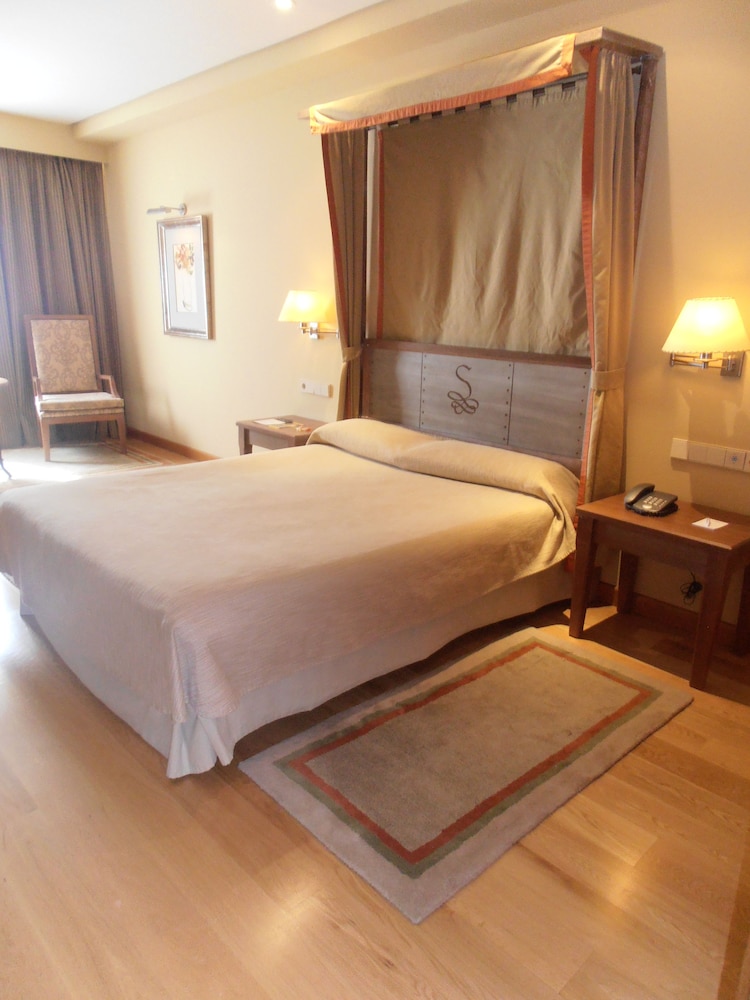 Standard Twin Room (2 Adults and 1 Child) photo 3