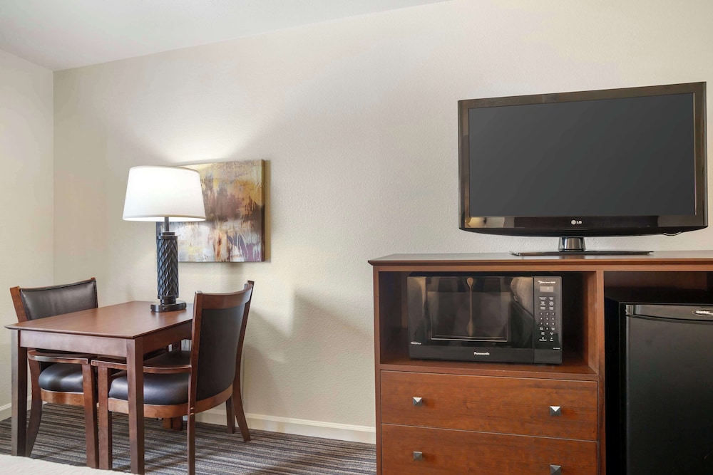 Standard Room, 2 Queen Beds, Non Smoking, Refrigerator & Microwave photo 2
