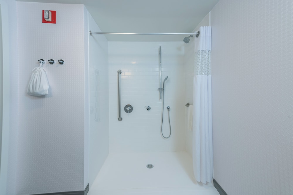 Room, 2 Queen Beds, Accessible (Roll-In Shower) - Photo 2