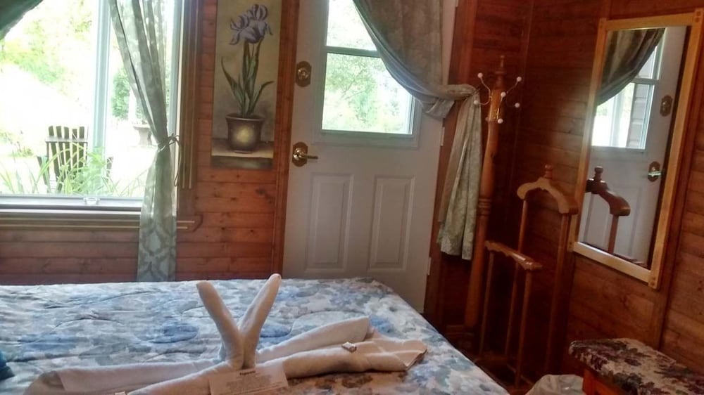 #7 Room, 1 Queen Bed, Separated Private Bathroom, River View (Turquoise) photo 2