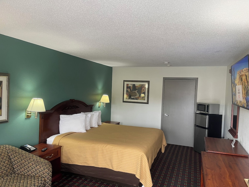 Standard Room, 1 King Bed, Accessible, Non Smoking photo 1