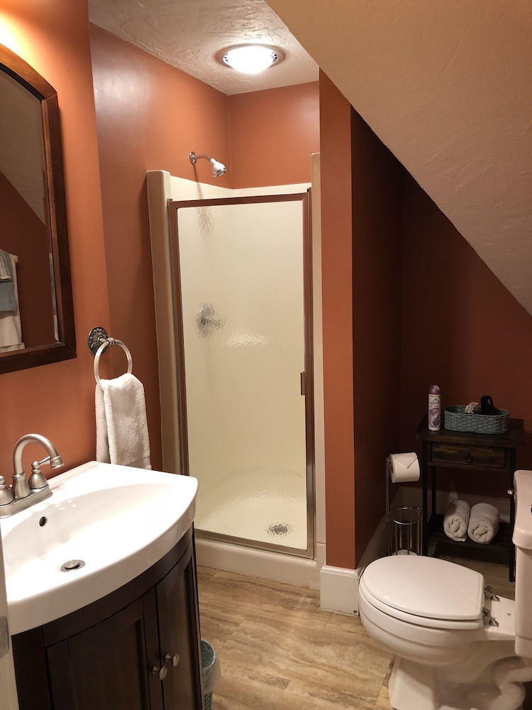 Classic Single Room, 1 Queen Bed, Shared Bathroom, Courtyard View (Thomas Edison Room) photo 3