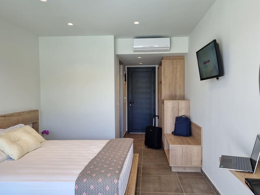 Superior Double Room, 1 King Bed, Non Smoking, Garden View