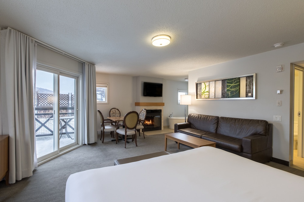 Deluxe Room, 1 King Bed with Sofa bed photo 2