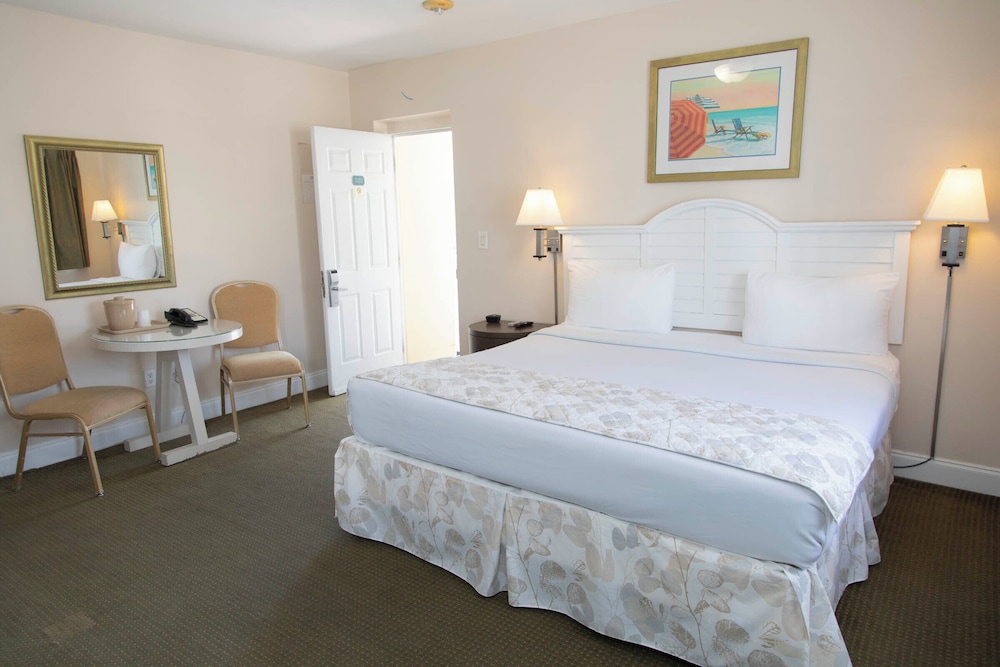 Deluxe Room, 1 King Bed, Kitchenette - Photo 7
