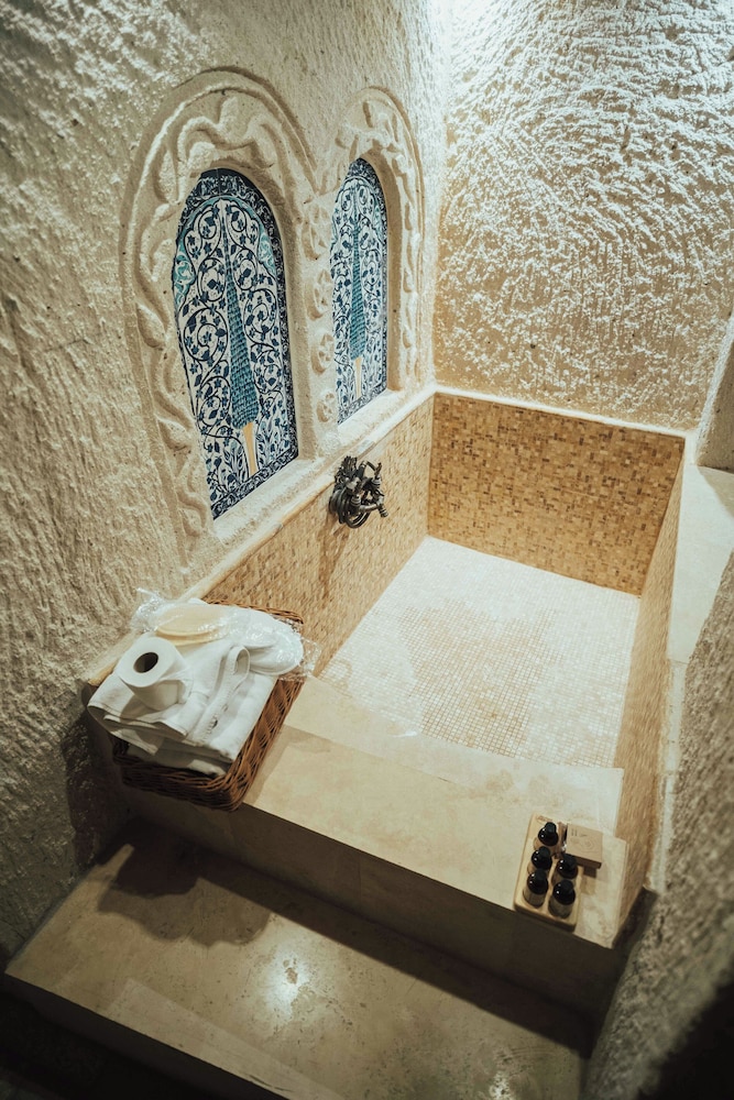 Queen Cave Suite with Stone Bathtub - Photo 2