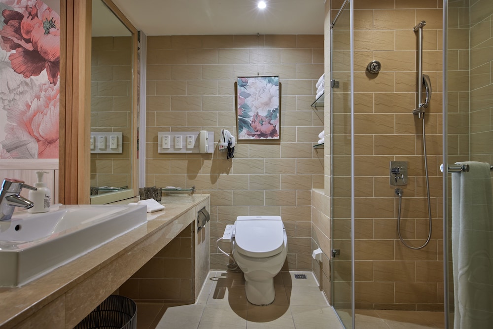 Jacuzzi Guest Room - Photo 5
