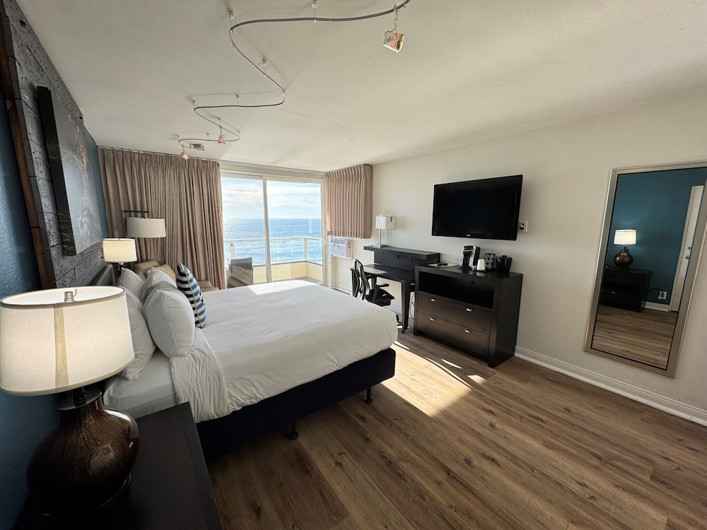 Room, 1 King Bed, Balcony, Oceanfront (Reef) - Photo 1
