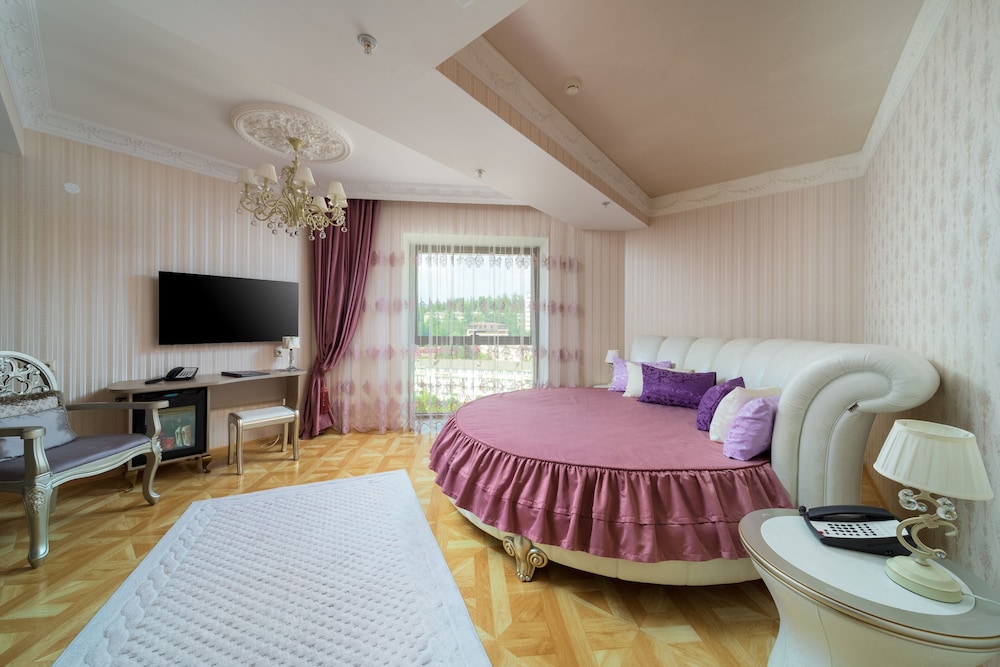Honeymoon Suite, Balcony