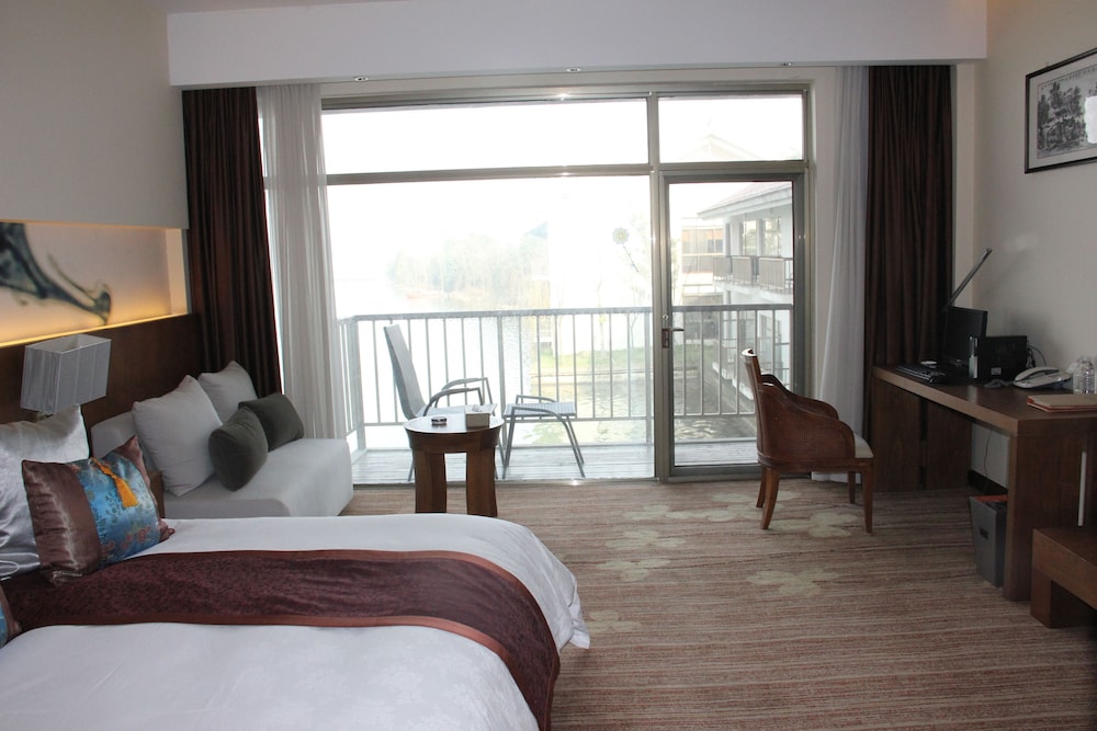 Luxury Double Room, 1 Queen Bed, Lake View (Mainland China Domestic Guests Only)
