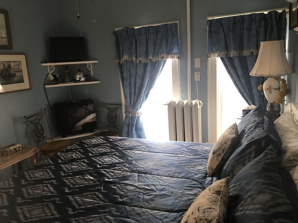Standard Room, 1 King Bed, Jetted Tub photo 2