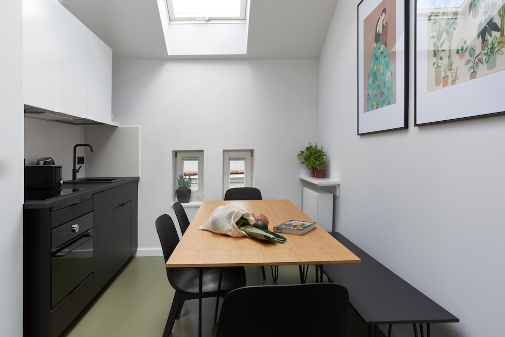 Three Bedroom Apartment with Mezzanine - Photo 3