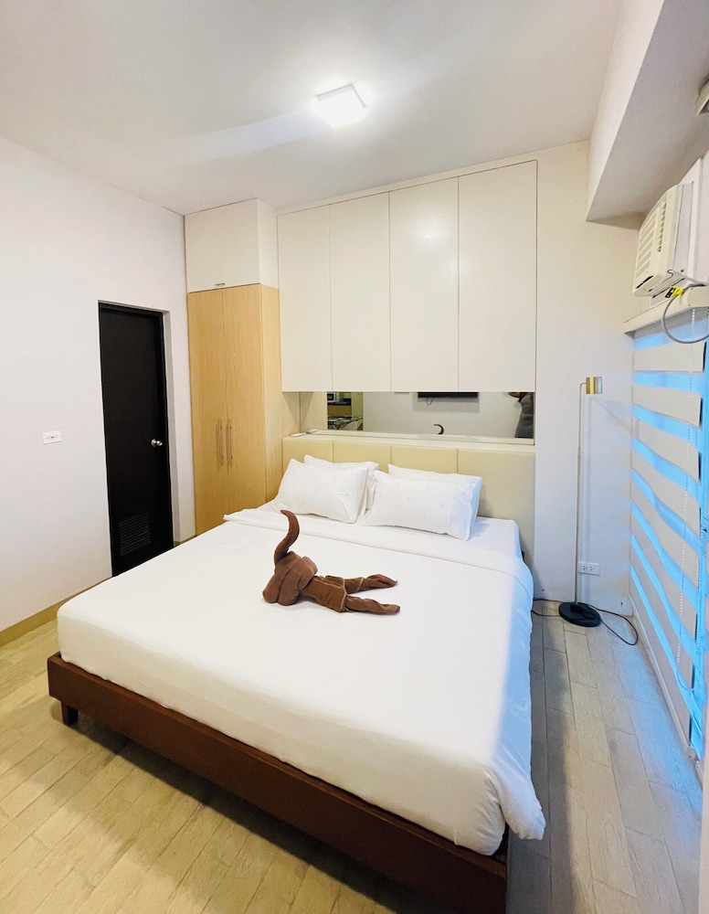Comfort Studio, 1 Queen Bed, Pool Access, Courtyard Area photo 1