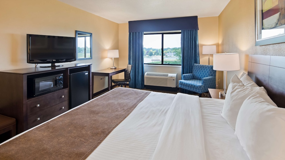 Standard Room, 1 King Bed, Bathtub, River View - Photo 3