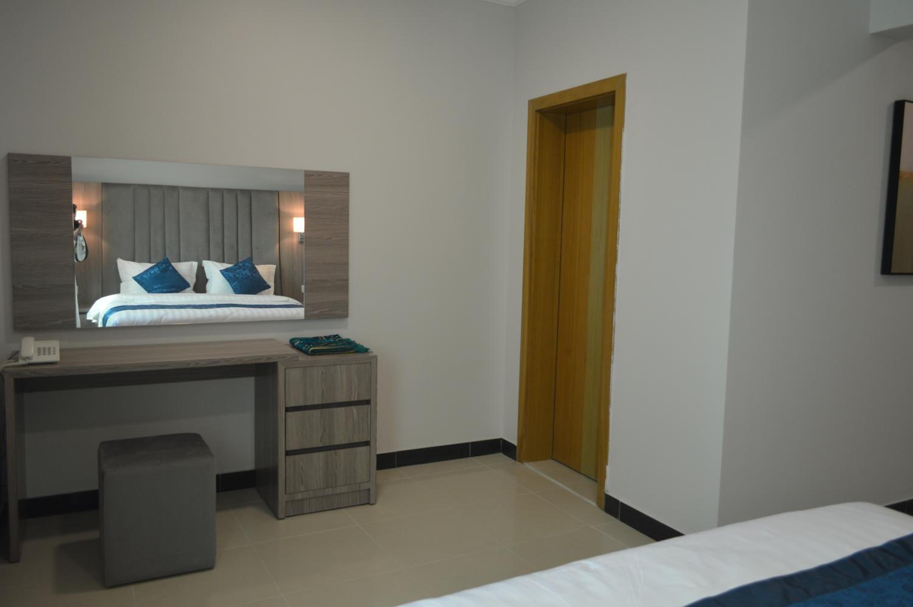 Two-Bedroom Deluxe Apartment - Photo 2