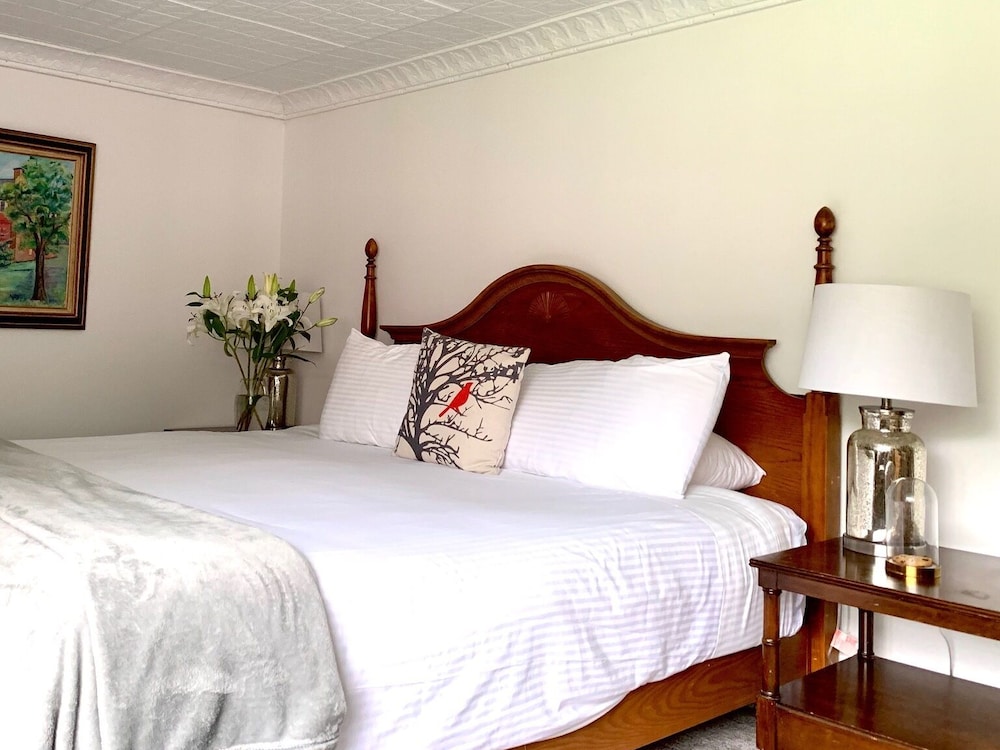 Suite, 1 King Bed, Jetted Tub (First Floor - Room 6B)