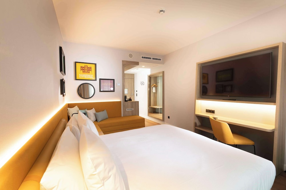 Room, 1 Queen Bed with Sofa bed - Photo 4