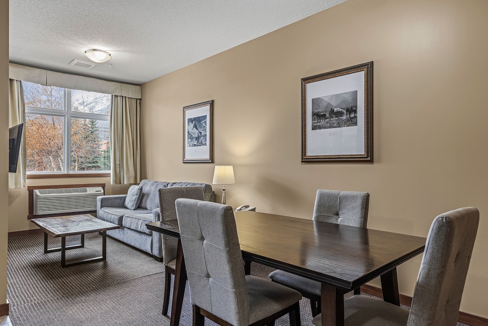Deluxe Suite, 1 Queen Bed with Sofa bed, Kitchen photo 3