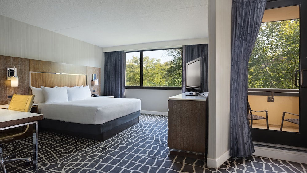 Atrium, Room, 1 King Bed, Balcony - Photo 11