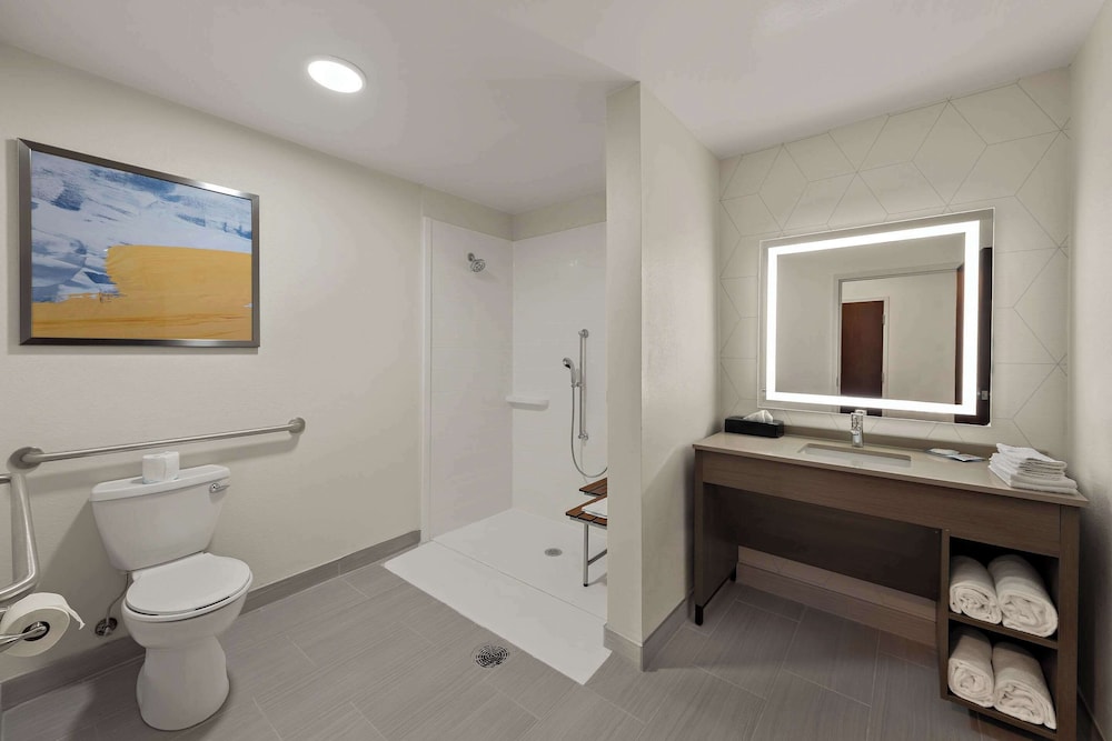 Executive Suite, 1 King Bed, Non Smoking - Photo 2