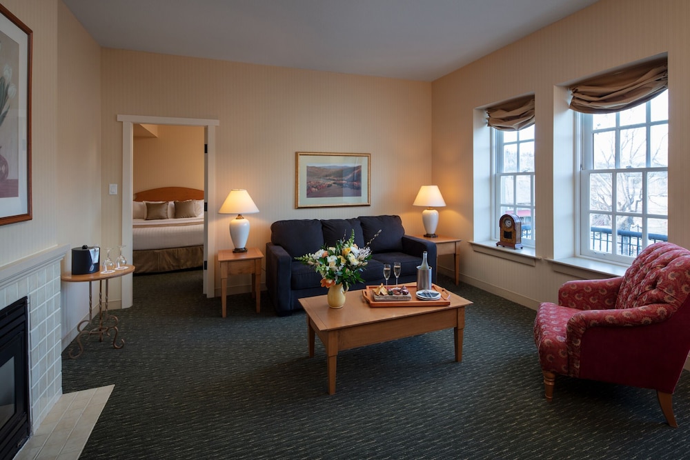 Romantic Room, 1 Bedroom, Jetted Tub, Courtyard View photo 2