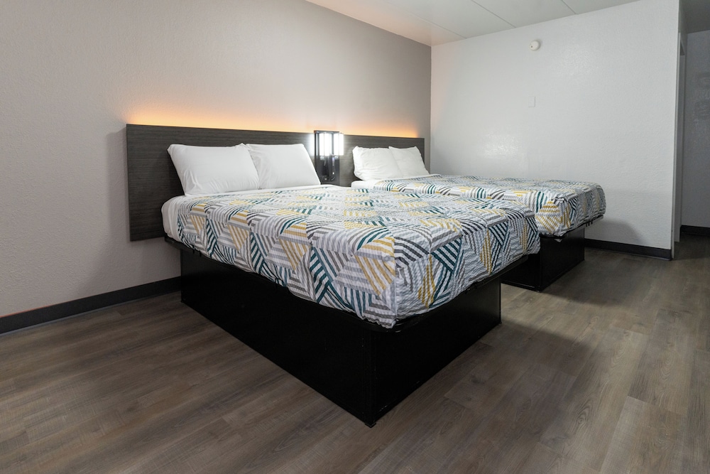 Deluxe Room, 1 King Bed, Non Smoking, Refrigerator & Microwave - Photo 1
