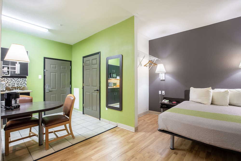 Deluxe Room, 1 Queen Bed, Accessible, Non Smoking photo 3