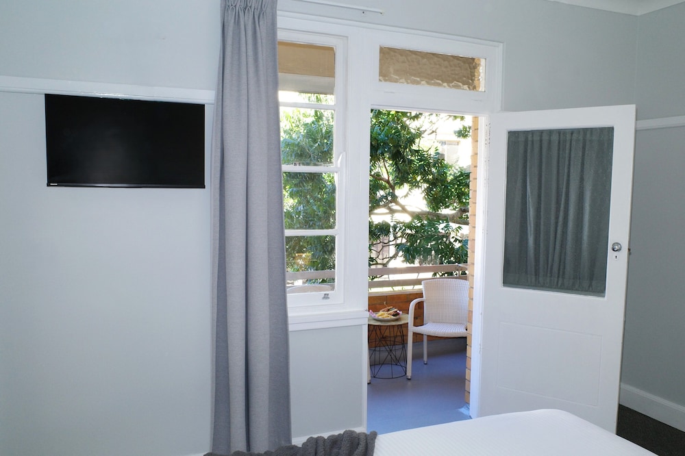 Signature Room, 1 King Bed, Balcony photo 2