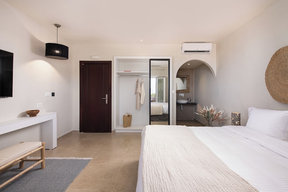 Comfort Plus Room with Pool View - Photo 12