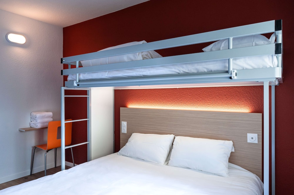 Room, 3 Twin Beds - Photo 4