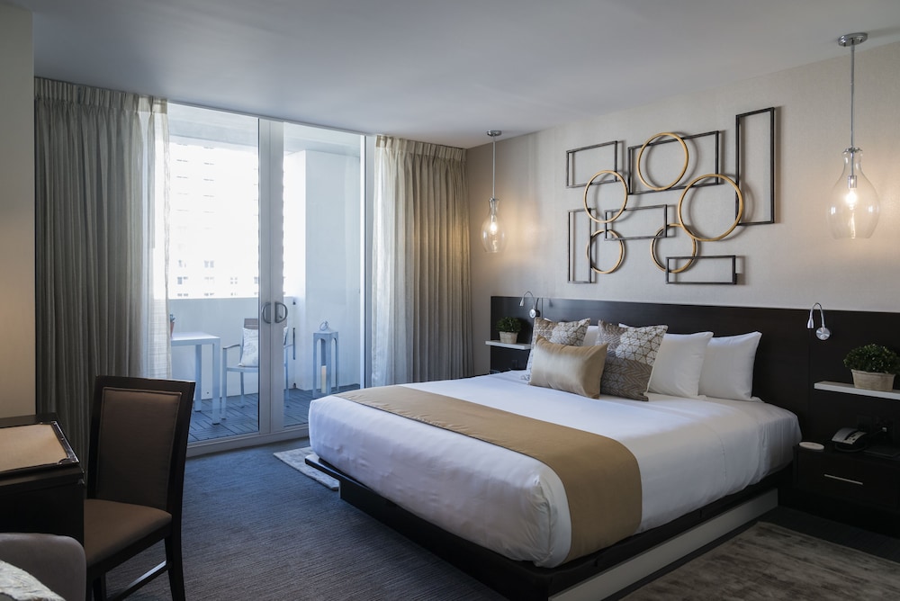 Premier Room, 1 King Bed, Balcony, Pool View