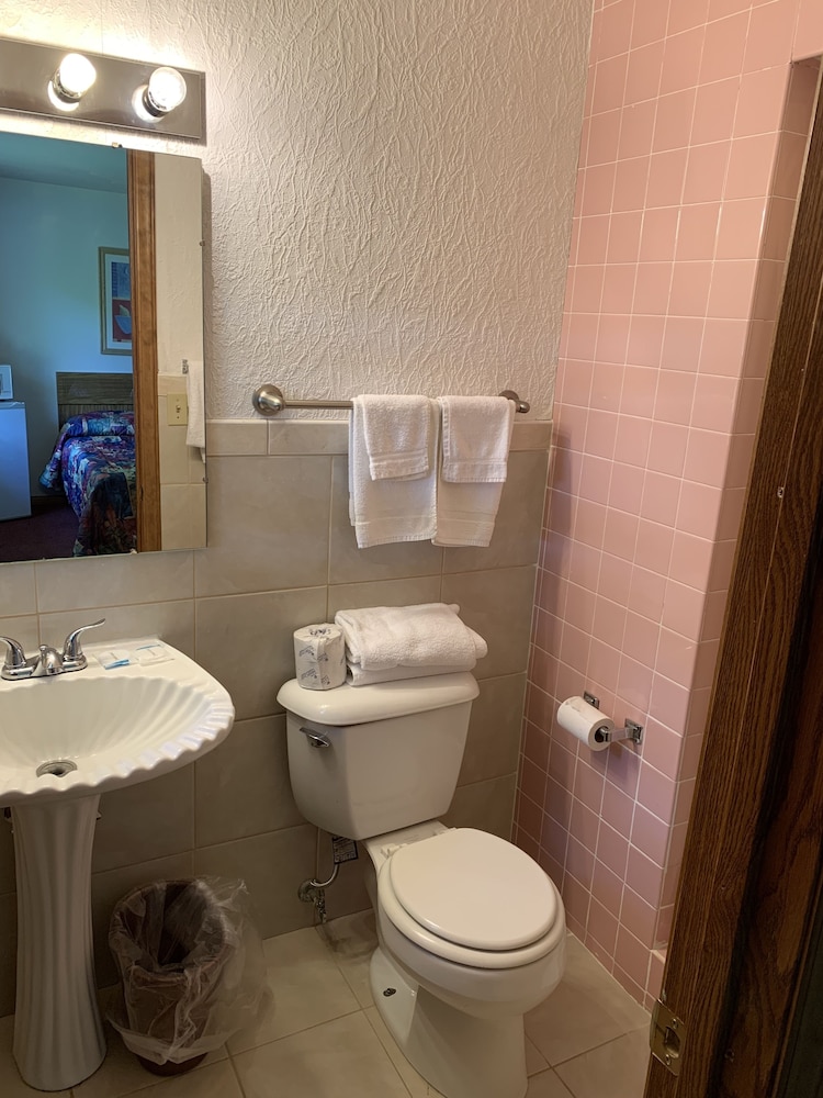 Economy Room, 2 Queen Beds, Non Smoking photo 3