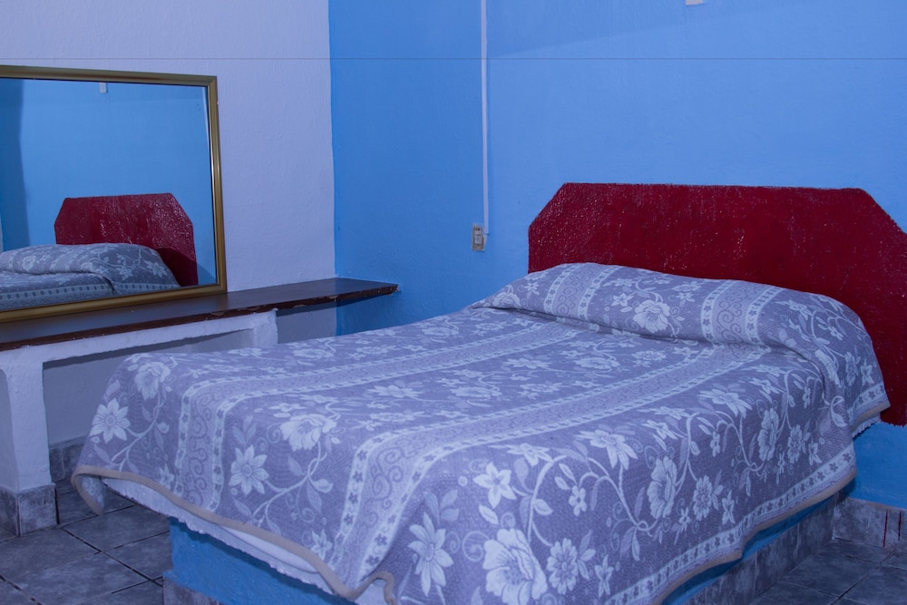 Basic Single Room, 1 Queen Bed photo 1