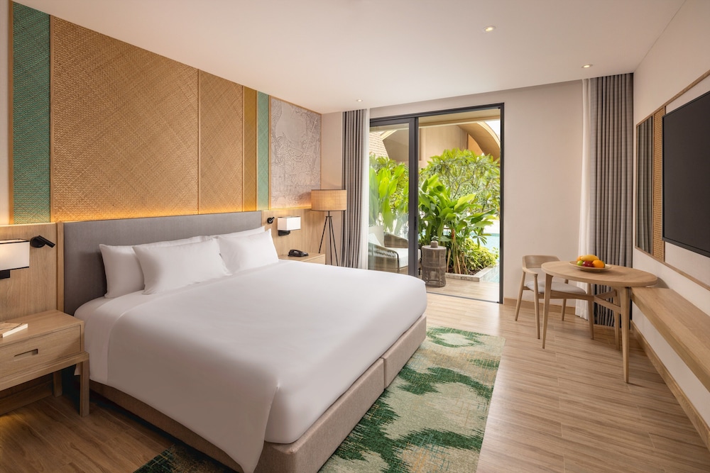Superior Room, 1 King Bed, Pool Access - Photo 1