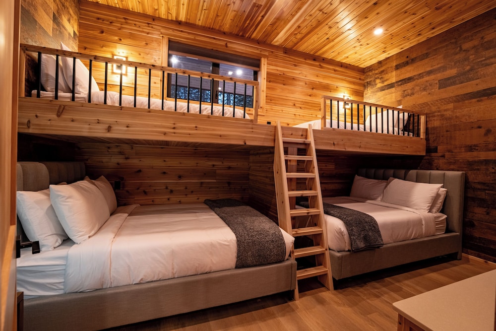 Luxury Chalet, 2 Bedrooms, Hot Tub, Mountain View photo 3