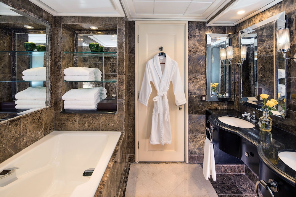 Executive Room, 1 King Bed, City View photo 3