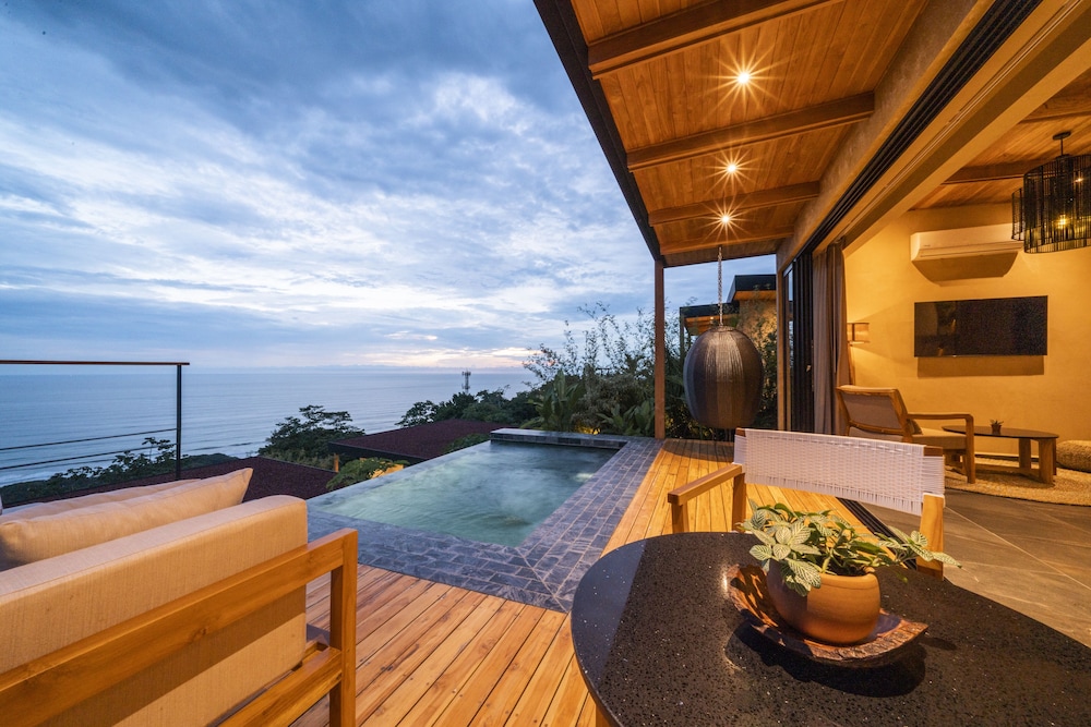 Luxury Studio Suite, 1 King Bed, Ocean View photo 2