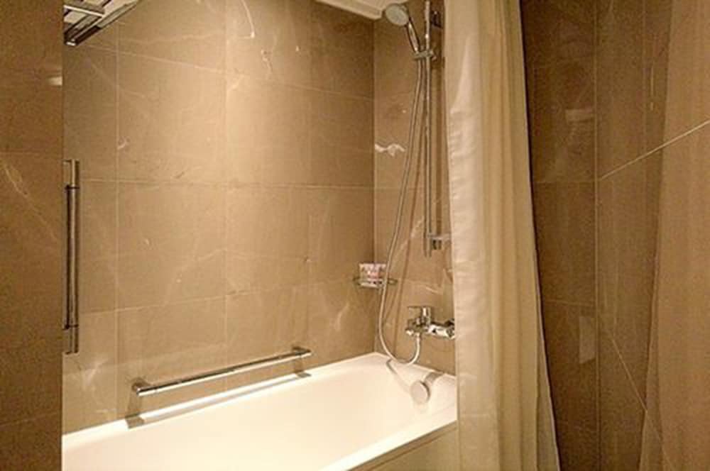 Triple Room thumbnail 5