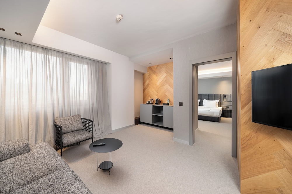 Business Suite, 1 King Bed photo 1