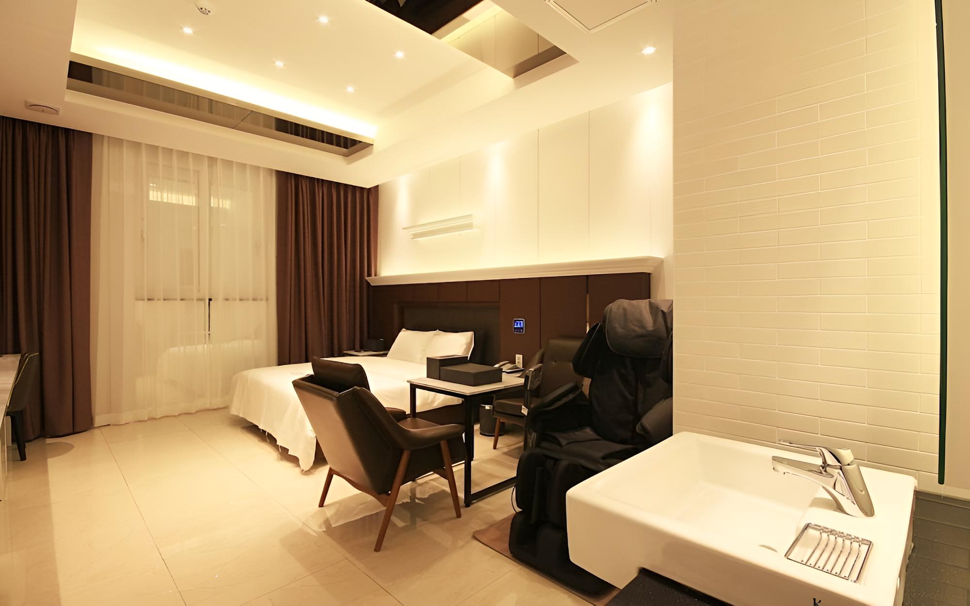 Room (Deluxe Massage Chair Styler-Breakfast) - Photo 7