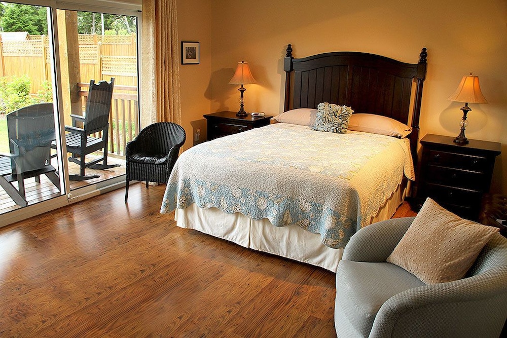 Deluxe Suite, 1 Queen Bed, Garden Area photo 1