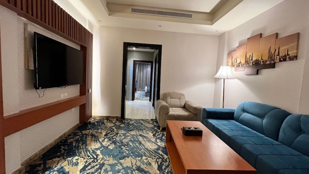 Deluxe Suite, 1 King Bed - Photo 1