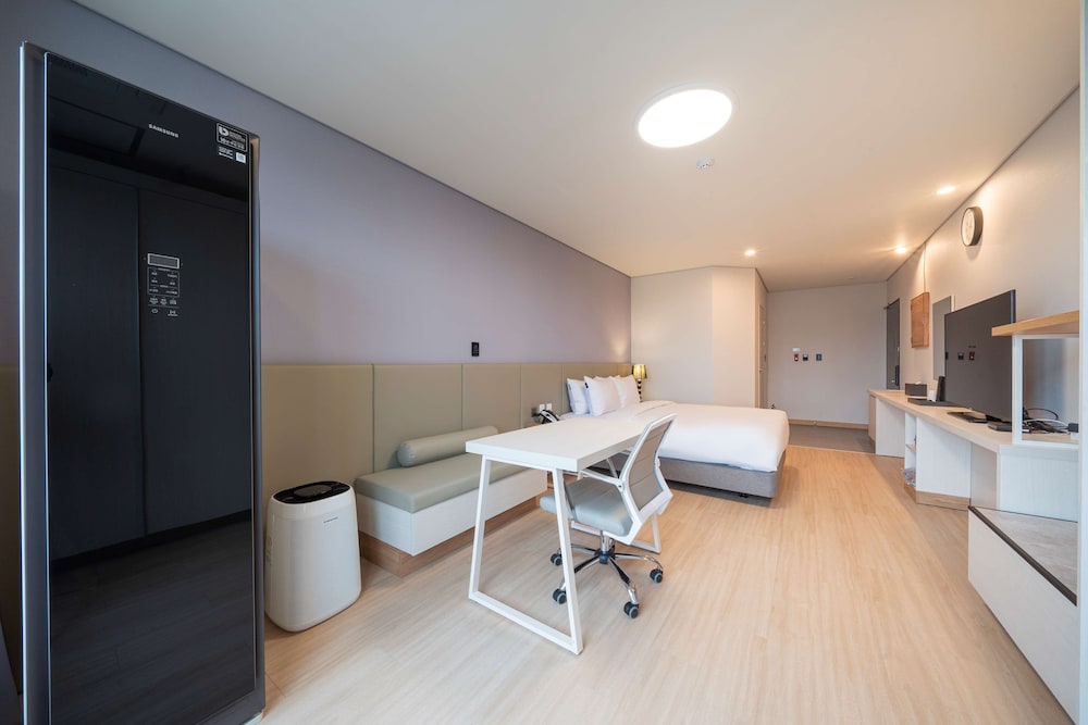 Deluxe Room, 1 Double Bed, Non Smoking, Refrigerator & Microwave - Photo 9