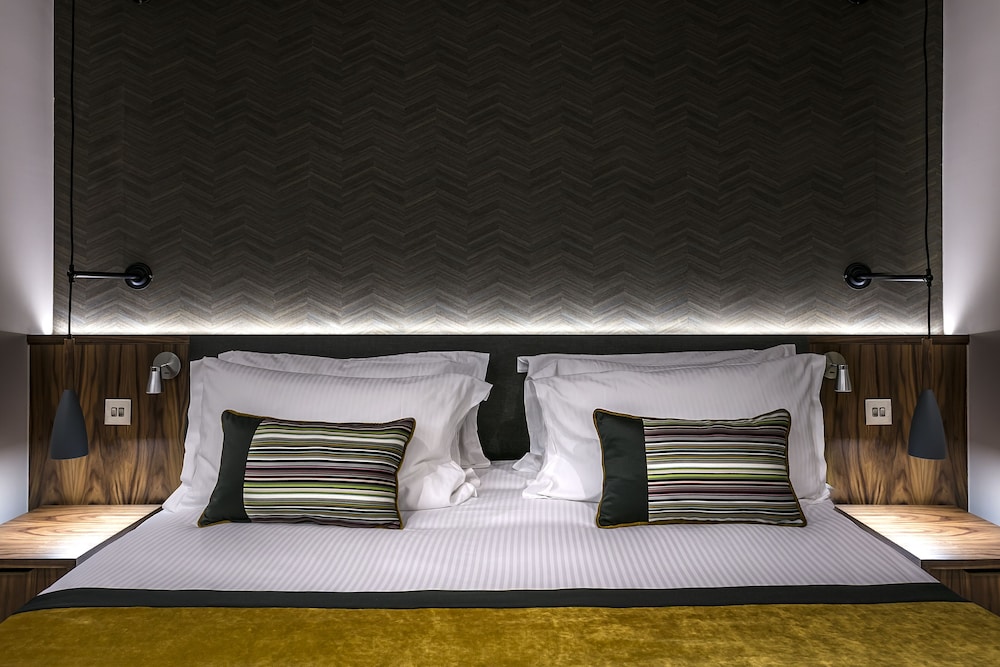 Suite, 1 King Bed, Non Smoking, Refrigerator - Photo 6