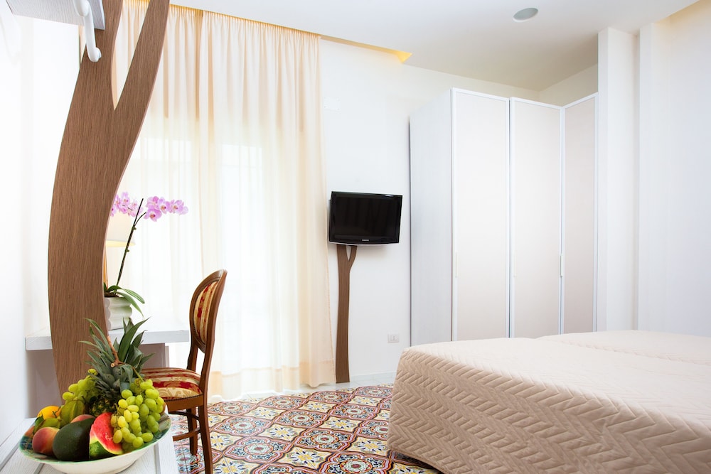 Standard Double Room, 1 Double or 2 Twin Beds, Balcony, Partial Sea View - Photo 7