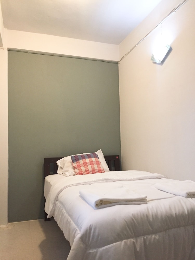 Private Single Bedroom (Shared bathroom photo 1