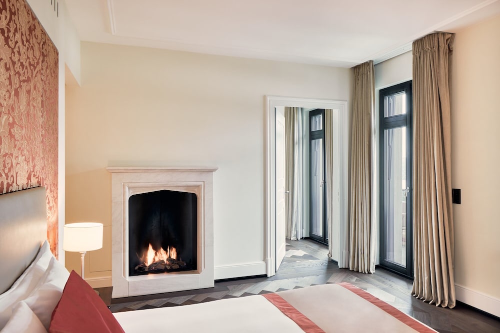 Grand Suite, Panoramic Rooftop, Livingroom, Fireplace, Sauna, Butler, Spa Access (12 years+) - Photo 2